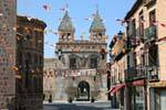 Vista da dentro le mura, Puerta Nueva de Bisagra, Toledo, Spagna.
