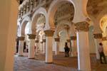 Pilastri di sostegno archi rialzati Sinagoga di Santa Maria la Blanca, Toledo, Spagna.