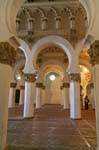 Tre dei cinque navate di Mudejar sinagoga di Santa Maria la Blanca, Toledo, Spagna.