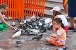 Valencia, bambini e piccioni, Spagna.