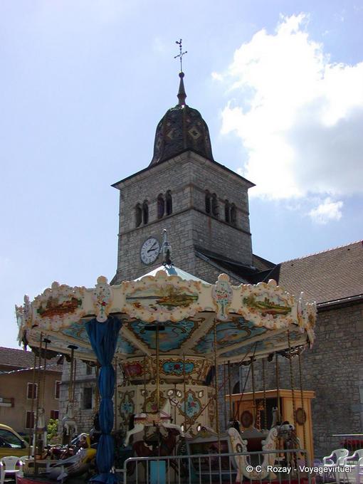 Campanile e giostra a Clairvaux-les-Lacs, Franca Contea, Francia
