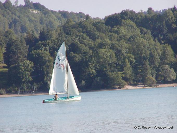 Barca a vela sul lago di Chalain, Giura, Francia
