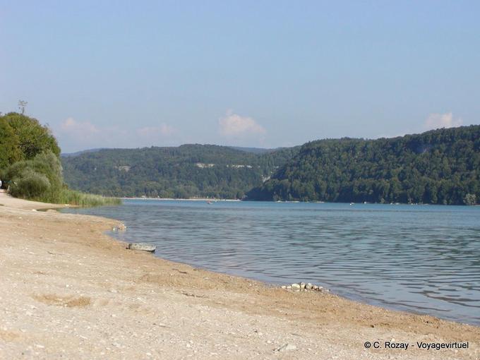 Una delle spiagge del lago di Chalain, Giura, Francia