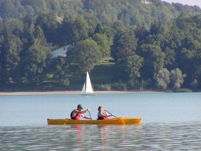 Un canottaggio sul lago di Chalain, Giura, Francia