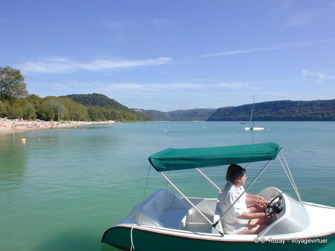 Franche-Comté, battello elettrico sul lago di Chalain, Francia