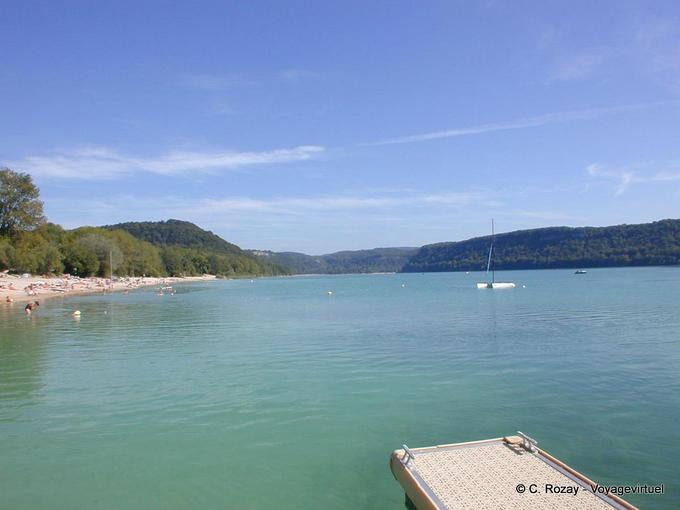 Lago di Chalain visto dal pontone Pergola, Franche-Comté, Francia