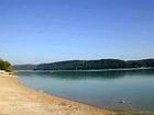 Un'altra vista del Lac de Chalain, Jura, Francia.