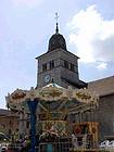 Campanile e giostra a Clairvaux-les-Lacs, Franca Contea, Francia.