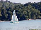 Barca a vela sul lago di Chalain, Giura, Francia.