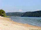 Una delle spiagge del lago di Chalain, Giura, Francia.