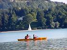 Un canottaggio sul lago di Chalain, Giura, Francia.