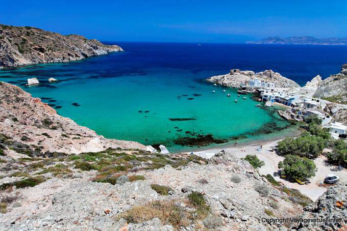 Milos, Firopotamos, panorama della baia, la spiaggia e il villaggio di pescatori - Grecia