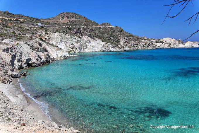 Le acque cristalline a ovest di Mandrakia Milos - Grecia