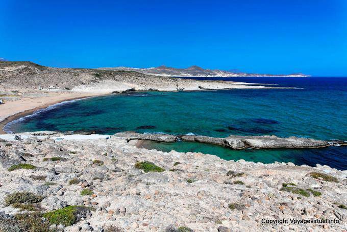 Spiaggia di sabbia rosa, vista Mytakas Milos - Grecia