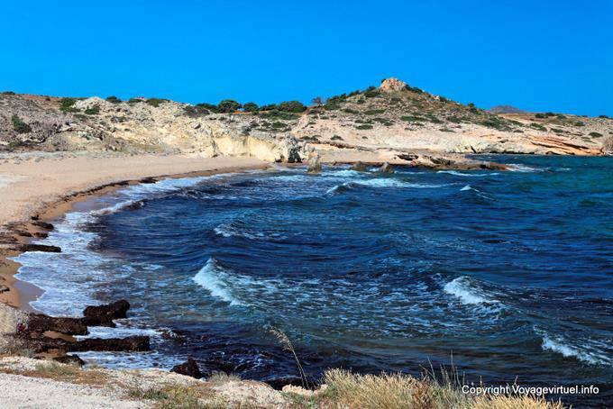Onde sulla spiaggia Mytakas Milos - Grecia