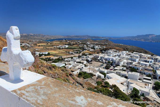 Milos, Plaka, croce e paesaggio da Panagia Thalassitra - Grecia