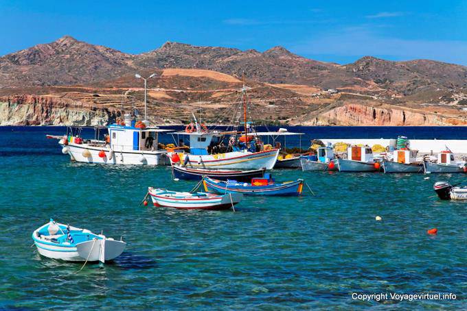 Milos, Pollonia, barche da pesca ormeggiate di fronte Kimolos - Grecia