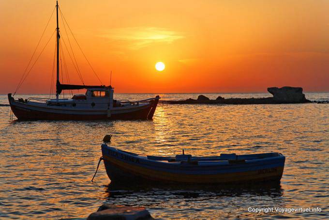 Milos, Pollonia, barche al tramonto - Grecia