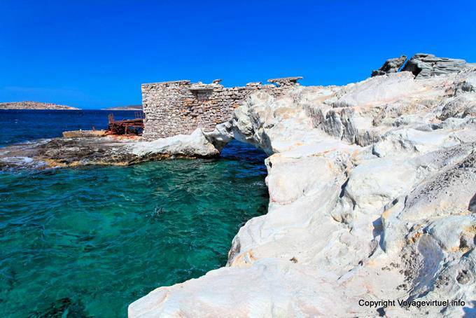 Milos, Pollonia, rovine e costa vicino le Byronas spiaggia - Grecia