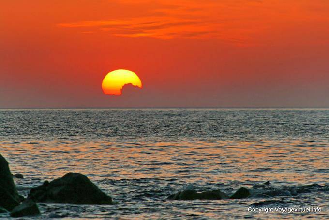 Milos, Pollonia, nuvole e mare al tramonto - Grecia