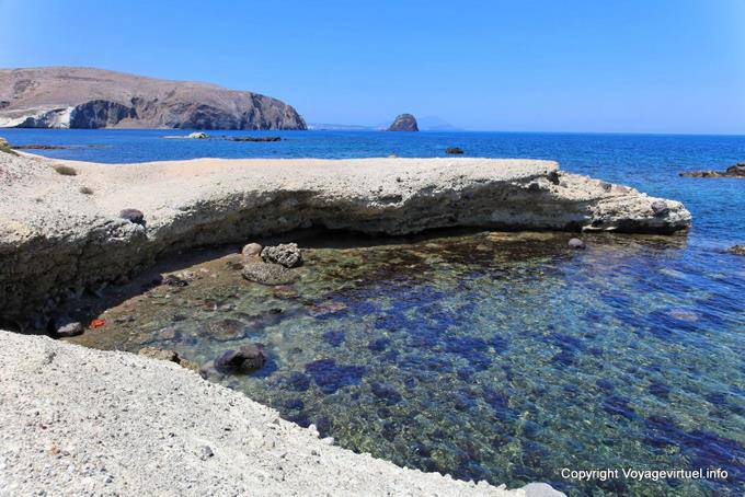 Milos, Pollonia, protuberanza rocciosa sulla spiaggia Byronas - Grecia