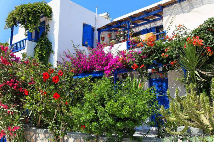 Milos, Pollonia, facciata floreale - Grecia