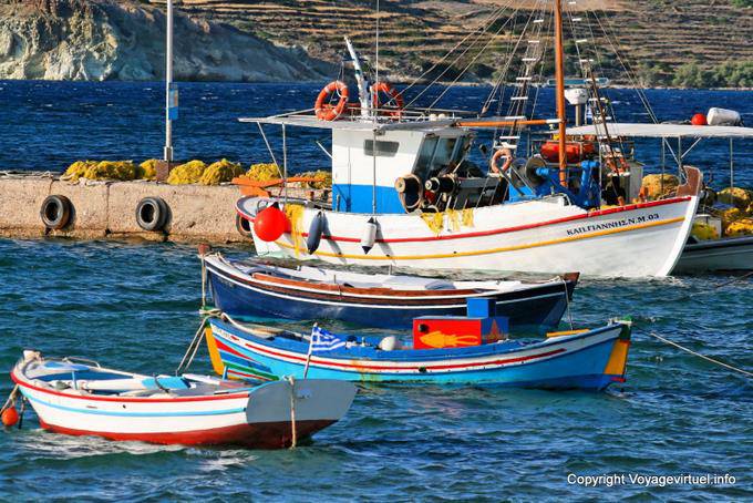 Milos, Pollonia, barche da pesca marina - Grecia
