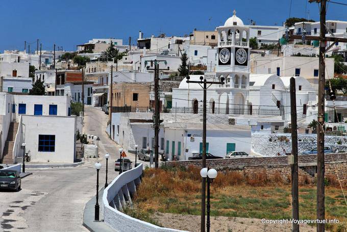 Milos, orologio Triovassalos su una torre - Grecia