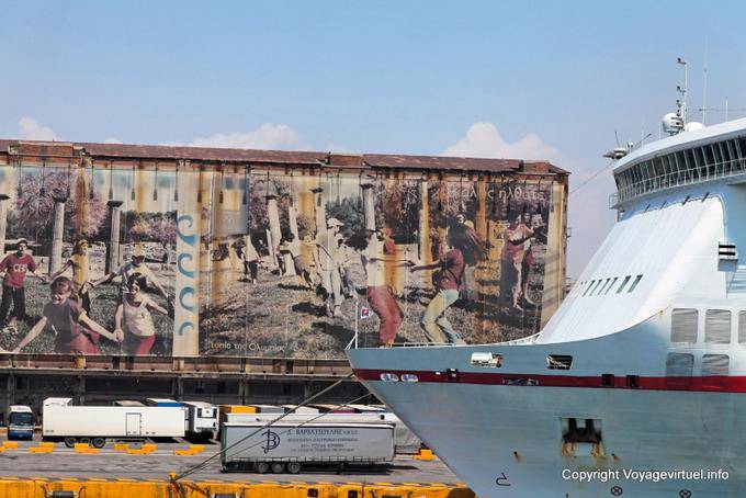 Pireo, murale sul Port - Grecia