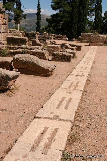 Blocchi piede sul palco, Delphi - Grecia