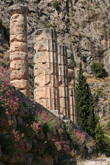 Le colonne del tempio dell'oracolo di Apollo, Delfi - Grecia