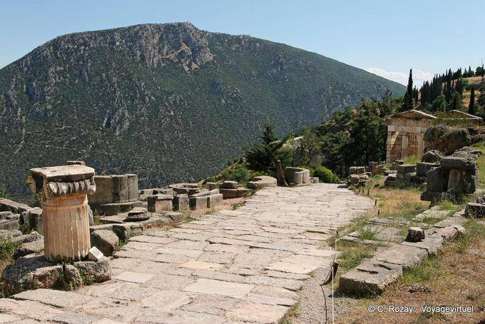 La Via Sacra, Delphi - Grecia