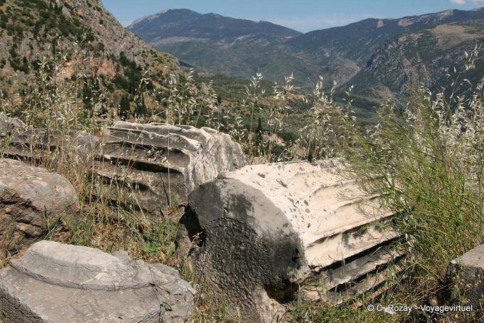 Colonne scanalate e del paesaggio, Delphi - Grecia