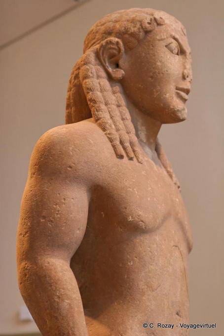 L'Argos Kouros di profilo, Delphi Museum - Grecia