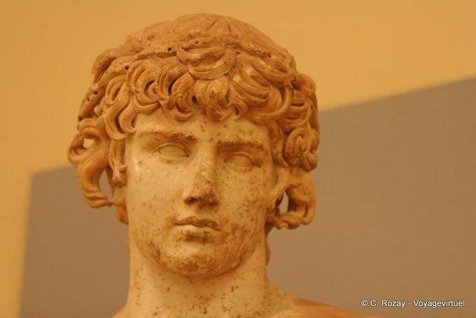 Capo della statua di Antinoo, Delphi Museum - Grecia