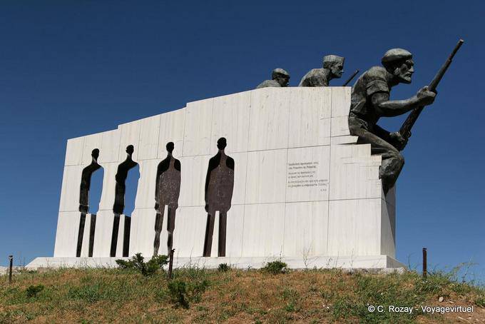 Memoriale di guerra sulla strada per Galaxidi - Grecia