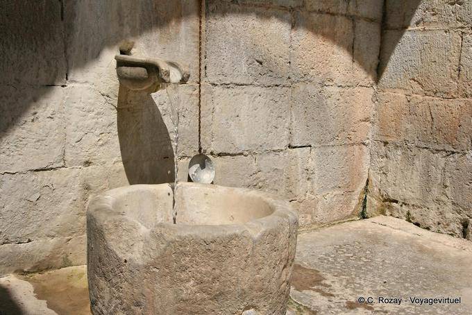 Fontana di pietra, Hosios Loukas - Grecia