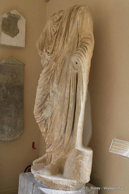 Telo statua acefala, museo di Epidauro - Grecia