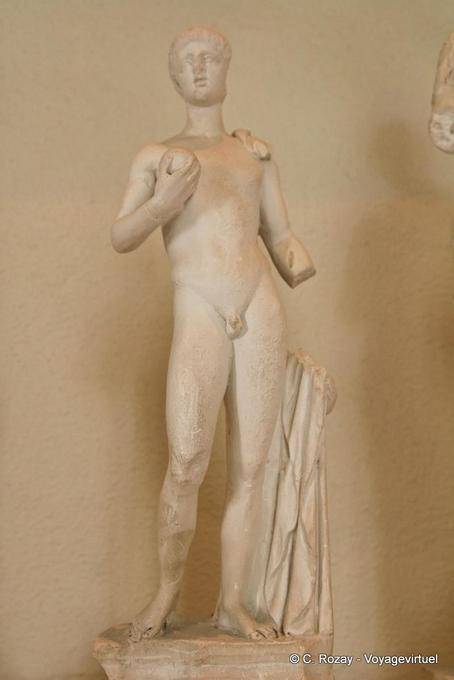 Naked man statua in possesso di un pallone, Museo Archeologico di Epidauro - Grecia