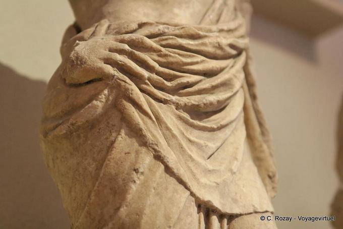 Mano e drappeggi scultura perizoma, Museo di Epidauro - Grecia