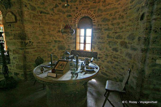 Tavolo in pietra rotonda e coperto Monastero di Metamorfosis, Meteora - Grecia