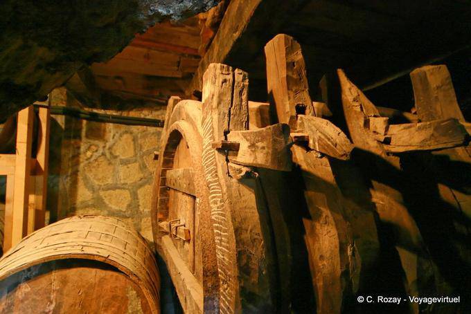 Barile e botte in cantina, il Monastero Grande Meteor, Meteora - Grecia