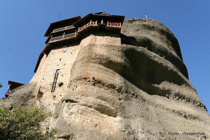 Monastero di Agios Nikolaos Anapafsas visto dal basso di un promontorio, Meteora - Grecia