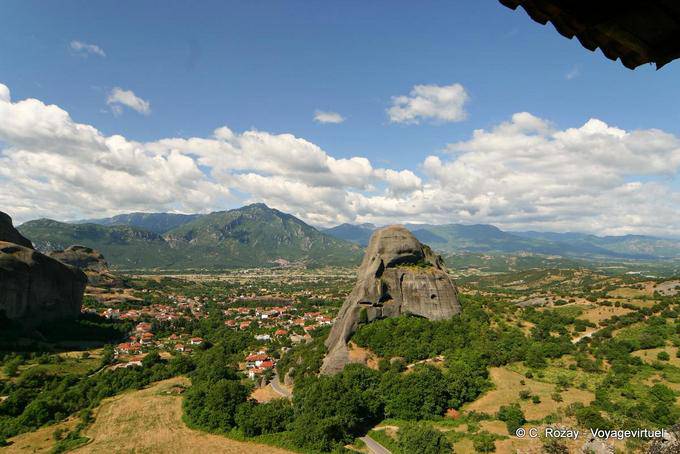 Vista della valle del monastero di Agios Nikolaos Anapafsas, Meteora - Grecia