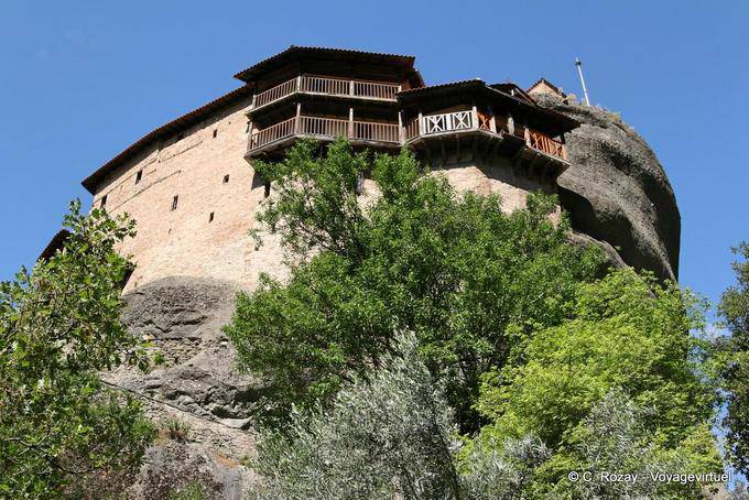 Balconi sul monastero Anapafsas Nikolaos vuoto, Meteora - Grecia