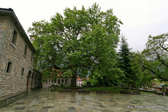 Piazza in direzione della chiesa di Agia Paraskevi, Metsovo - Grecia