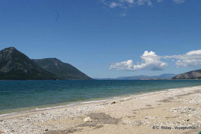Spiaggia di fronte all'isola di Kalamos, Mitikas - Grecia