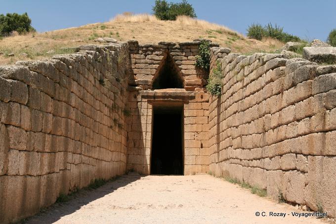 Porta e triangolo sbalzo dalla tomba detta Tesoro di Atreo, Micene - Grecia