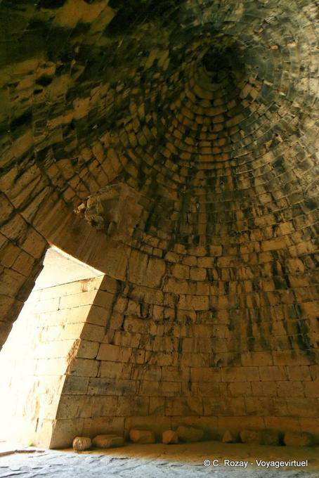 La cupola vista dall'interno della tholos Tesoro di Atreo, Micene - Grecia
