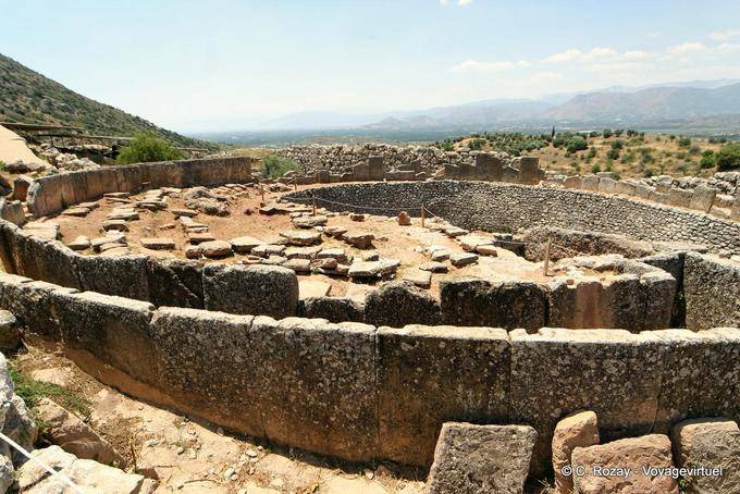 Uno dei due cerchi di tombe, scoperta da Schliemann, Micene - Grecia